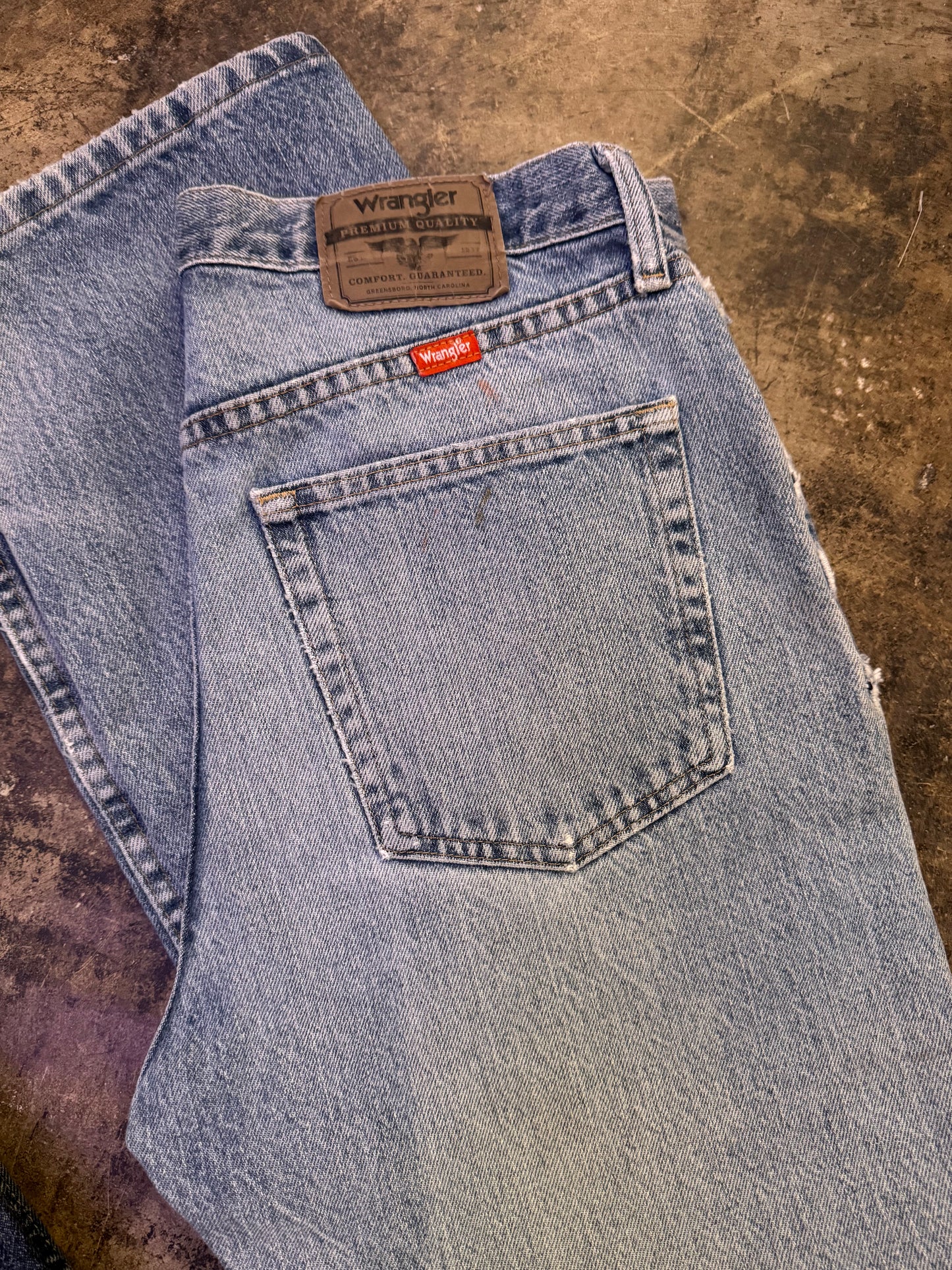 Denim light wash wranglers Sz 32