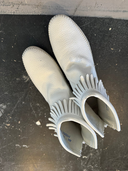 White Fringe Minnetonkas Sz 10
